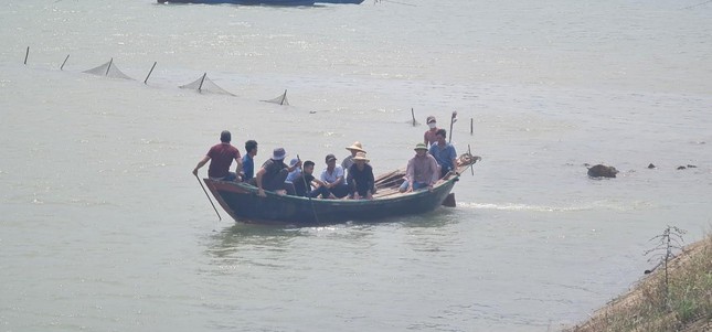 B&eacute; trai 5 tuổi rơi xuống s&ocirc;ng tử vong khi đi thả lưới c&ugrave;ng bố mẹ - Ảnh 3.