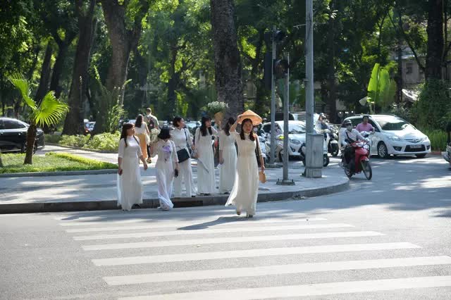 Đông nghịt người đổ đến con đường lãng mạn nhất Hà Nội dịp cuối tuần - Ảnh 16.