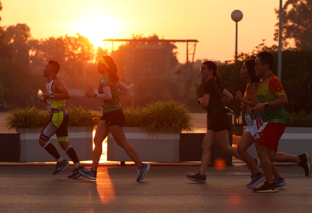 Hơn 10.000 vận động viên tham gia giải chạy dưới nắng thu Hà Nội - Ảnh 7.