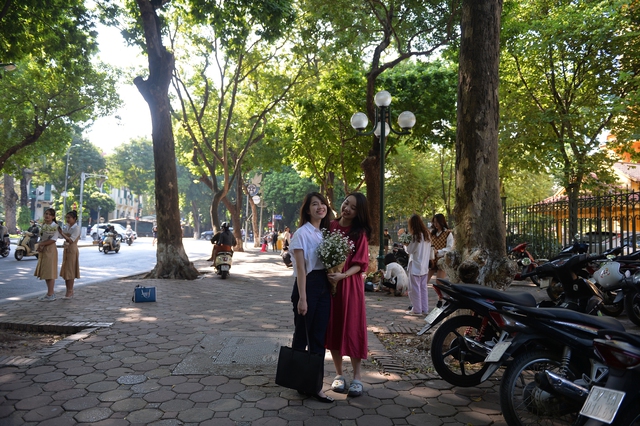 Đông nghịt người đổ đến con đường lãng mạn nhất Hà Nội dịp cuối tuần - Ảnh 6.
