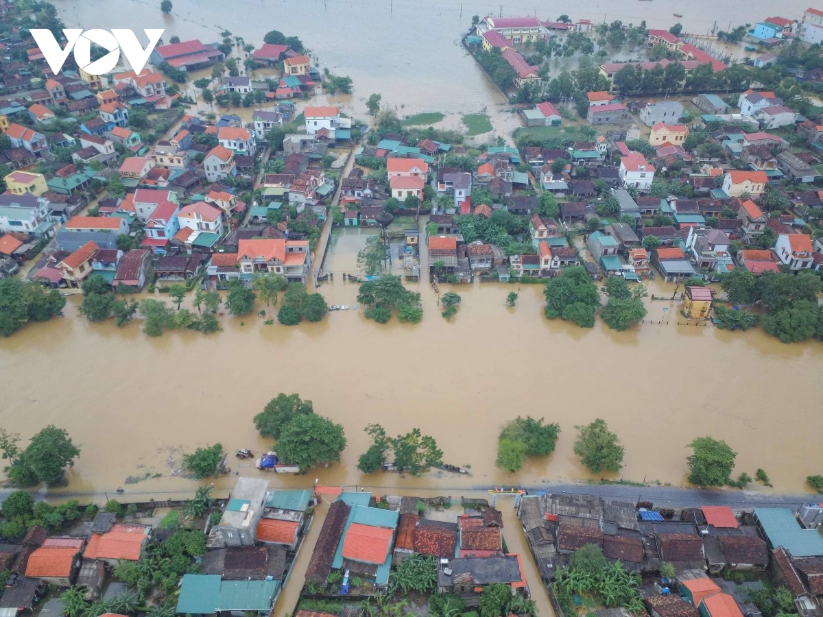 Nước sông Kiến Giang lên nhanh, cả làng ôm đồ chạy lũ trong đêm