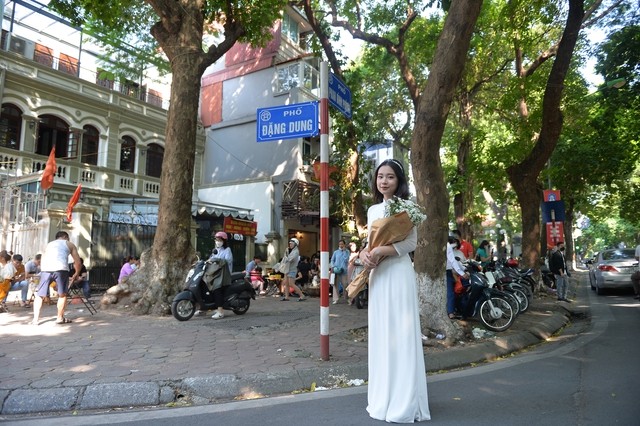 Đông nghịt người đổ đến con đường lãng mạn nhất Hà Nội dịp cuối tuần - Ảnh 5.