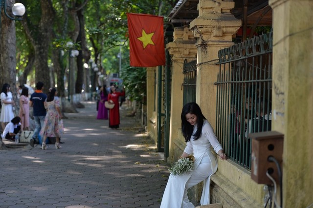 Đông nghịt người đổ đến con đường lãng mạn nhất Hà Nội dịp cuối tuần - Ảnh 4.