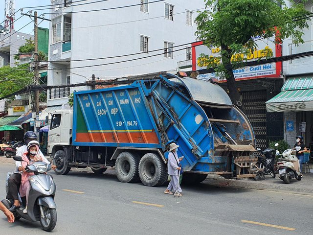 Xe rác gây tai nạn liên hoàn ngay giao lộ ở TP.HCM - Ảnh 1.