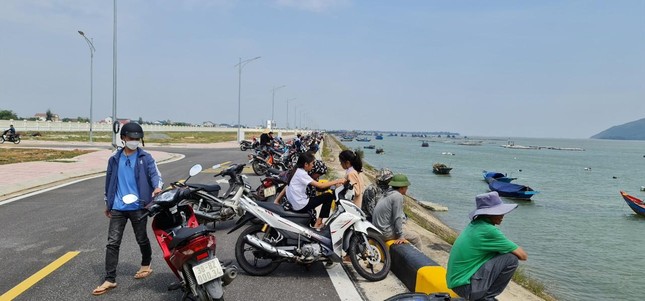 B&eacute; trai 5 tuổi rơi xuống s&ocirc;ng tử vong khi đi thả lưới c&ugrave;ng bố mẹ - Ảnh 2.