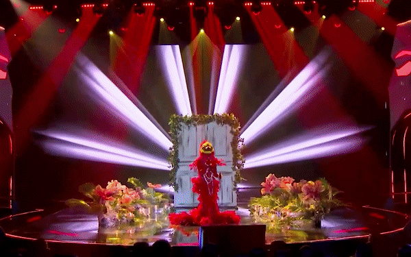 Ca Sĩ Mặt Nạ: Phượng Ho&agrave;ng Lửa bất ngờ lộ mặt v&igrave; diễn qu&aacute; sung! - Ảnh 2.