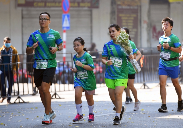 Hơn 10.000 vận động viên tham gia giải chạy dưới nắng thu Hà Nội - Ảnh 13.