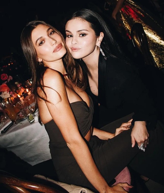 Bức ảnh dậy s&oacute;ng của Selena Gomez v&agrave; Hailey Bieber - Ảnh 3.