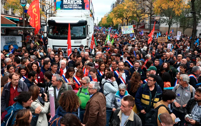 Người biểu tình tuần hành ở Paris trong bối cảnh thiếu nhiên liệu và lạm phát - Ảnh 1.
