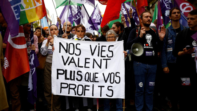 Người biểu tình tuần hành ở Paris trong bối cảnh thiếu nhiên liệu và lạm phát - Ảnh 2.