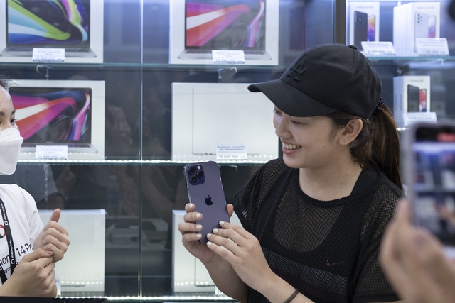 iPhone 14 Pro Max màu tím “cháy hàng”, khách Việt có thể phải chờ cả tháng để nhận máy - Ảnh 2.