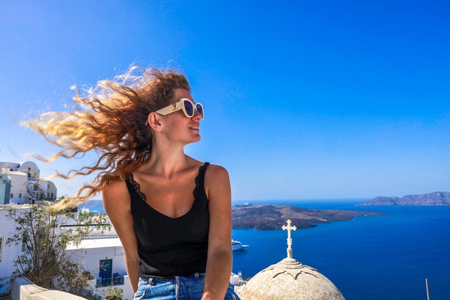 Kh&aacute;m ph&aacute; thi&ecirc;n đường Santorini c&ugrave;ng blogger du lịch Ng&ocirc; Trần Hải An - Ảnh 14.