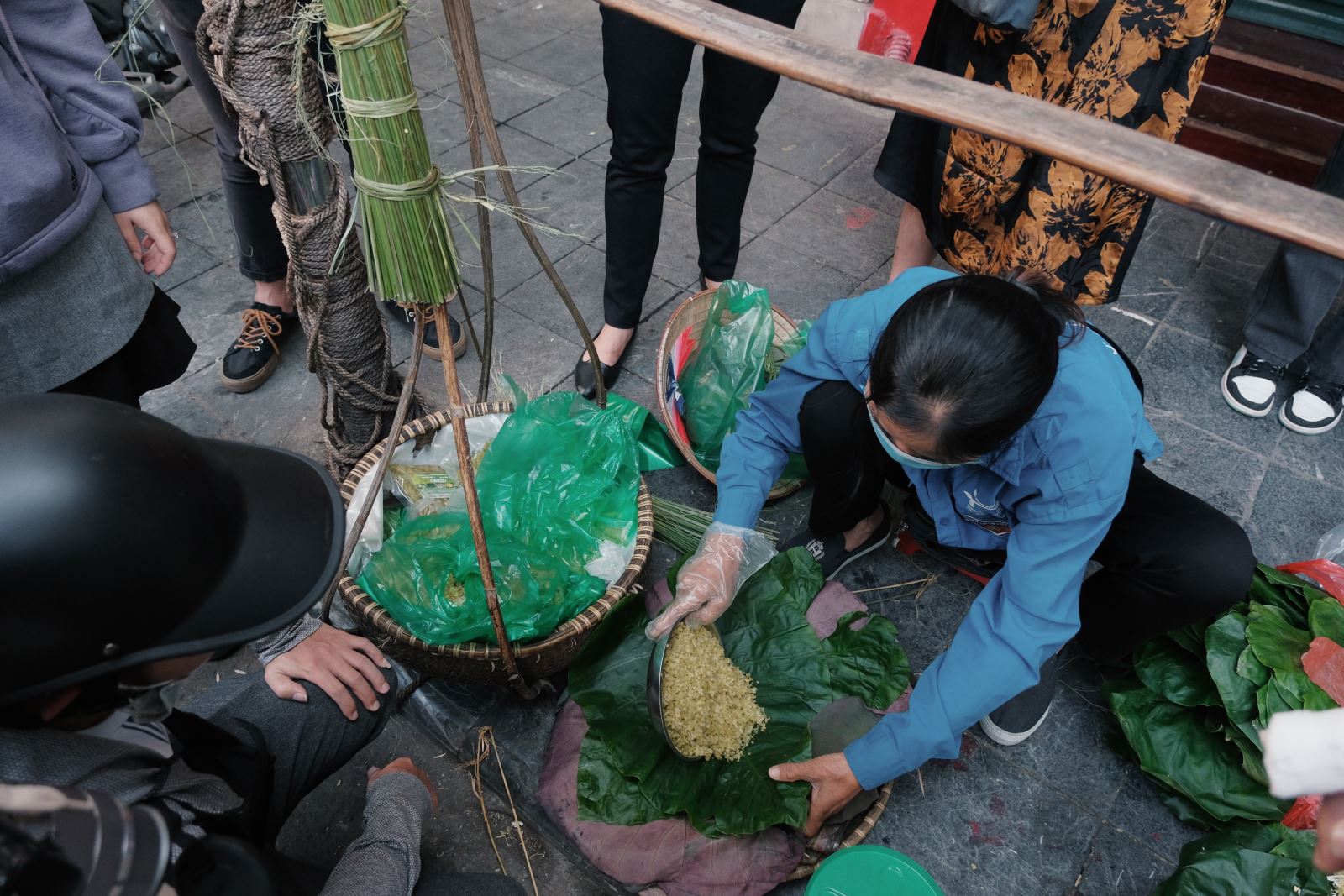 Xếp hàng mua xôi cốm nhâm nhi: Trào lưu mùa thu đang khiến giới trẻ Hà Nội mê mẩn - Ảnh 5. Xếp hàng mua xôi cốm nhâm nhi: Trào lưu mùa thu đang khiến giới trẻ Hà Nội mê mẩn - Ảnh 5.