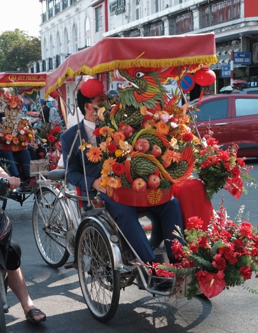 Hoa hậu Mỹ Linh rạng rỡ trong lễ ăn hỏi, chú rể Đỗ Vinh Quang đi xích lô đón dâu - Ảnh 11.