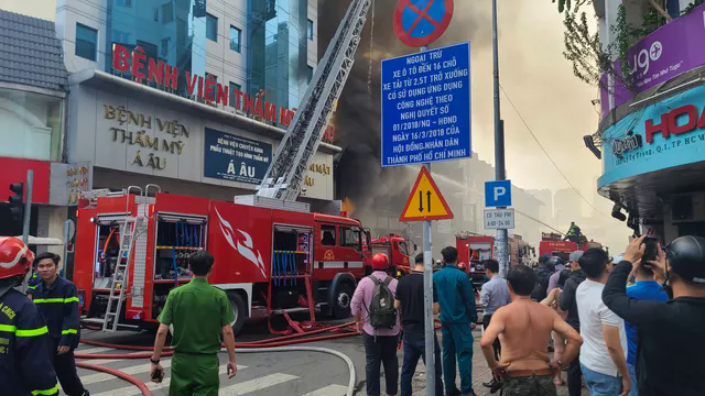 TP.HCM: Cháy lớn tại quán bar gần chợ Bến Thành, khói bốc lên nghi ngút - Ảnh 1.