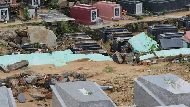 Sạt lở nghĩa trang lớn nhất Đà Nẵng: Dùng flycam đánh giá mức độ thiệt hại, khẩn trương khắc phục sự cố - Ảnh 2.