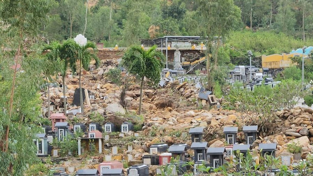 Sạt lở nghĩa trang lớn nhất Đà Nẵng: Dùng flycam đánh giá mức độ thiệt hại, khẩn trương khắc phục sự cố - Ảnh 1.