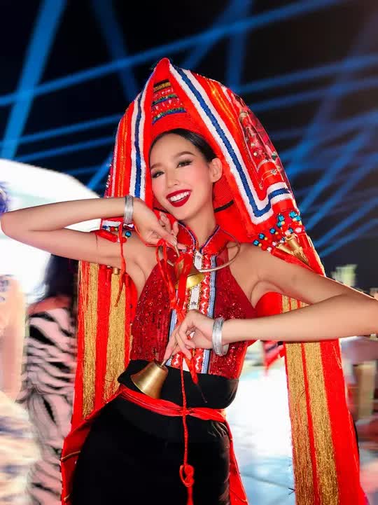 Hé lộ quá trình làm trang phục Cô em Dao đỏ để Bảo Ngọc thi Miss Intercontinental - Ảnh 1.