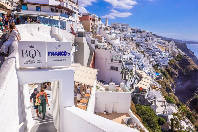Kh&aacute;m ph&aacute; thi&ecirc;n đường Santorini c&ugrave;ng blogger du lịch Ng&ocirc; Trần Hải An - Ảnh 10.
