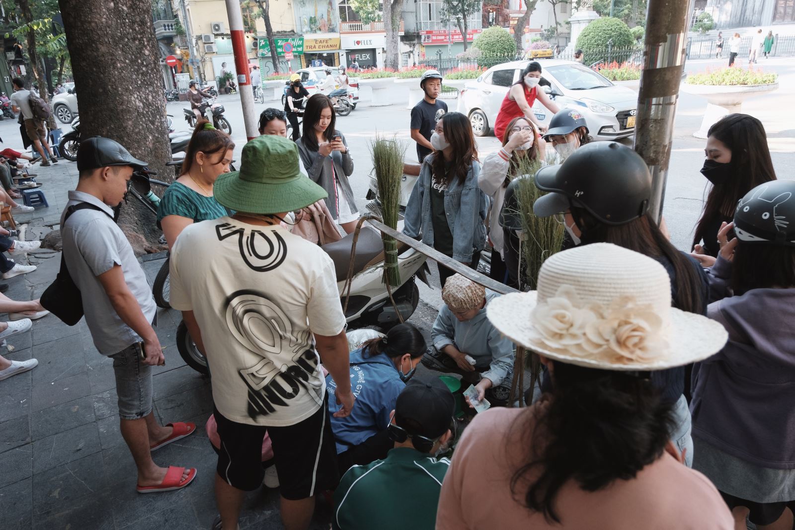 Xếp hàng mua xôi cốm nhâm nhi: Trào lưu mùa thu đang khiến giới trẻ Hà Nội mê mẩn - Ảnh 7. Xếp hàng mua xôi cốm nhâm nhi: Trào lưu mùa thu đang khiến giới trẻ Hà Nội mê mẩn - Ảnh 7.