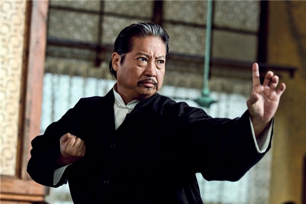 Hai đồ đệ của huyền thoại phim võ thuật Hồng Kim Bảo: Người thành đại minh tinh lừng danh, người sống đơn giản - Ảnh 2.