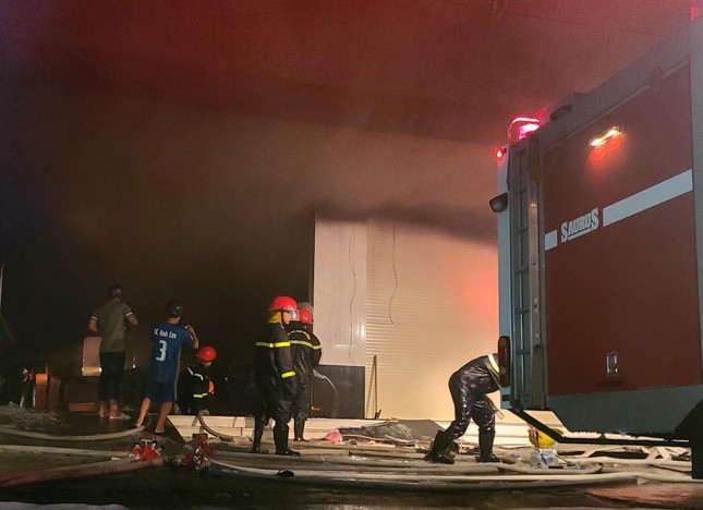 Nghi vấn trẻ em nghịch lửa khiến cửa h&agrave;ng trang tr&iacute; nội thất ch&aacute;y lớn - Ảnh 1.