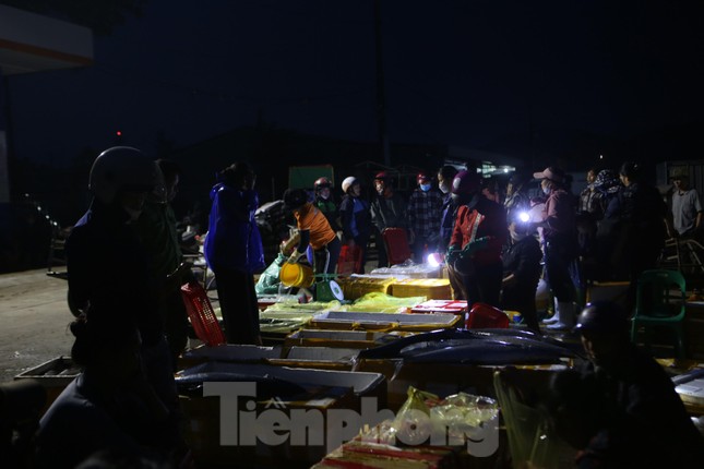 Hối hả b&aacute;n hải sản tại cảng lớn nhất H&agrave; Tĩnh trước giờ b&atilde;o số 6 đổ bộ - Ảnh 6.