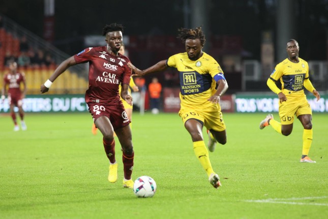 Chuy&ecirc;n gia ph&aacute; đội lại mắc sai lầm kh&oacute; tin, Pau FC dứt mạch bất bại - Ảnh 2.