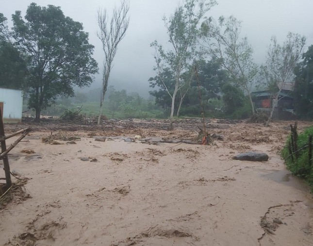 Lũ kinh hoàng đổ về huyện miền núi Nghệ An, 3 ngôi nhà bị cuốn trôi - Ảnh 8.