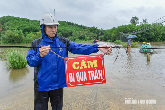 2 vợ chồng ngã xe khi qua tràn lúc nửa đêm, vợ bị nước cuốn tử vong - Ảnh 1.