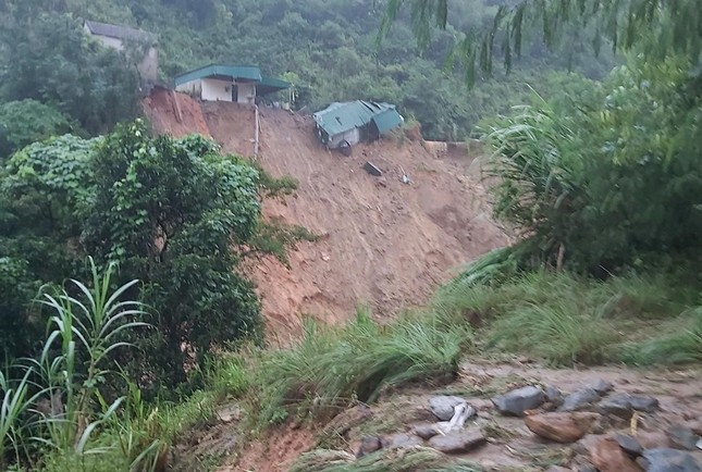 Lũ kinh hoàng đổ về huyện miền núi Nghệ An, 3 ngôi nhà bị cuốn trôi - Ảnh 7.
