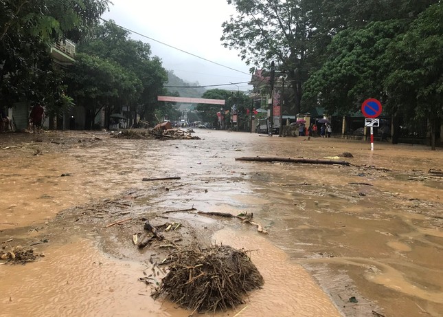 Lũ kinh hoàng đổ về huyện miền núi Nghệ An, 3 ngôi nhà bị cuốn trôi - Ảnh 5.