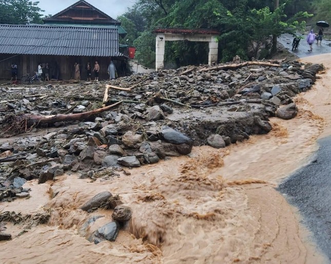 Lũ kinh hoàng đổ về huyện miền núi Nghệ An, 3 ngôi nhà bị cuốn trôi - Ảnh 4.