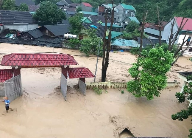 Lũ kinh hoàng đổ về huyện miền núi Nghệ An, 3 ngôi nhà bị cuốn trôi - Ảnh 3.