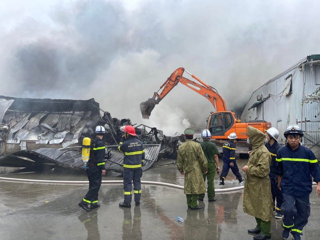 H&agrave; Nội: Ch&aacute;y lớn tại nh&agrave; kho ở H&agrave; Đ&ocirc;ng, kh&oacute;i đen bốc cao ng&ugrave;n ngụt, 1 người tử vong - Ảnh 5.