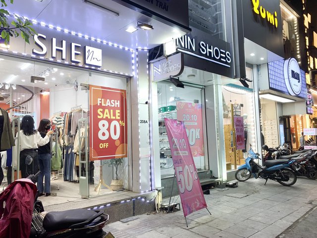 Nhiều cửa hàng thời trang tại Hà Nội tung sale dịp 20/10, mức giảm khủng lên đến 80% - Ảnh 2.