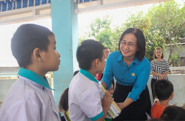 Hơn 1,1 tỷ đồng hỗ trợ sách vở cho học sinh Đà Nẵng sau mưa lũ - Ảnh 5.