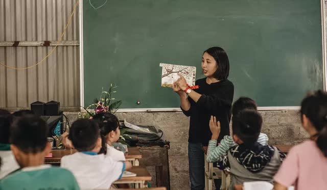 Những cô giáo dành cả thanh xuân để gieo chữ: Người 8 năm bám đèo đỉnh trời, người từ chối lương nghìn đô về dạy trường làng - Ảnh 9.