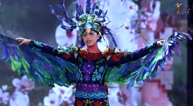 Toàn cảnh đêm thi Trang phục dân tộc Miss Grand: Bùng nổ với loạt thiết kế độc đáo, Thiên Ân tự tin dù gặp sự cố - Ảnh 8.