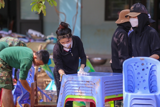Hơn 1,1 tỷ đồng hỗ trợ sách vở cho học sinh Đà Nẵng sau mưa lũ - Ảnh 3.