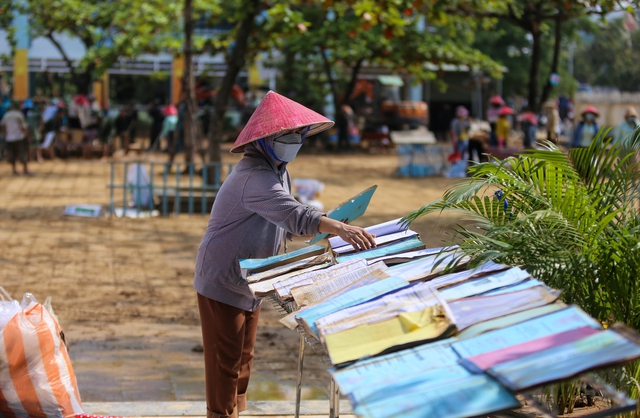 Hơn 1,1 tỷ đồng hỗ trợ sách vở cho học sinh Đà Nẵng sau mưa lũ - Ảnh 2.