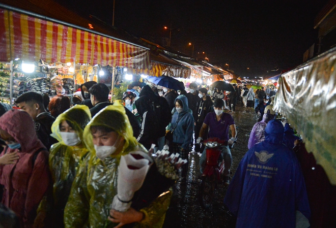 Ảnh: Đội mưa đi chợ hoa đêm lớn nhất miền Bắc trước ngày 20/10, nhiều người co ro vì lạnh - Ảnh 2.