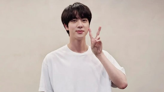 Jin (BTS): Hầu hết mọi người không muốn làm bạn với chúng tôi vì cảm thấy áp lực - Ảnh 2.