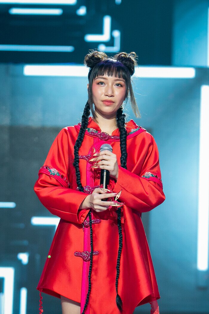 Tiểu Phượng Hoàng vừa xuất hiện ở Bán kết Ca sĩ mặt nạ là cháu gái ruột Diva Hà Trần? - Ảnh 3. Tiểu Phượng Hoàng vừa xuất hiện ở Bán kết Ca sĩ mặt nạ là cháu gái ruột Diva Hà Trần? - Ảnh 3.