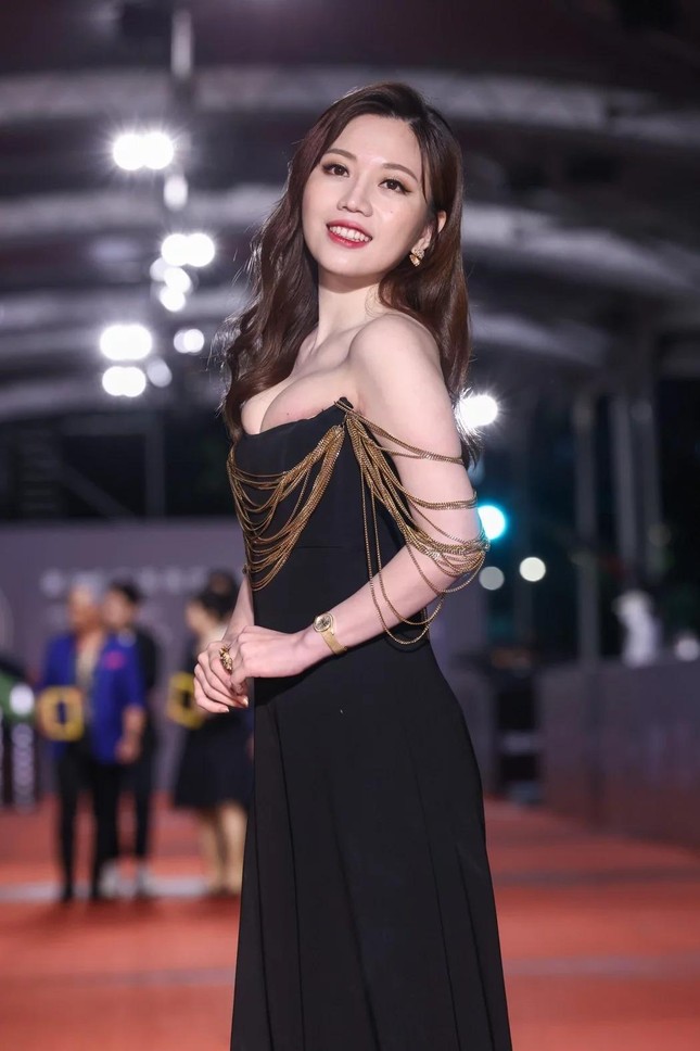 Nữ diễn vi&ecirc;n bị ch&ecirc; v&igrave; o &eacute;p v&ograve;ng một qu&aacute; đ&agrave; tr&ecirc;n thảm đỏ - Ảnh 3.