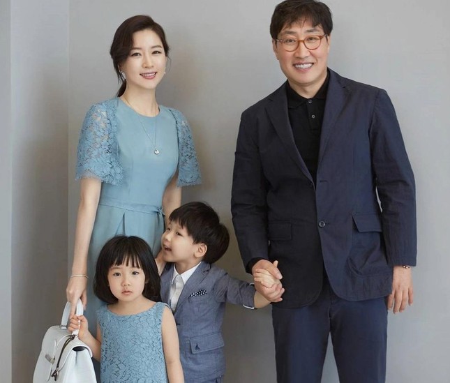 Lee Young Ae xuất hiện cùng chồng 71 tuổi - Ảnh 4.