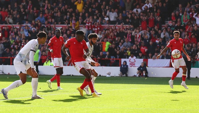 Liverpool ôm hận trước đội bét bảng vì thủ thành... MU - Ảnh 2.