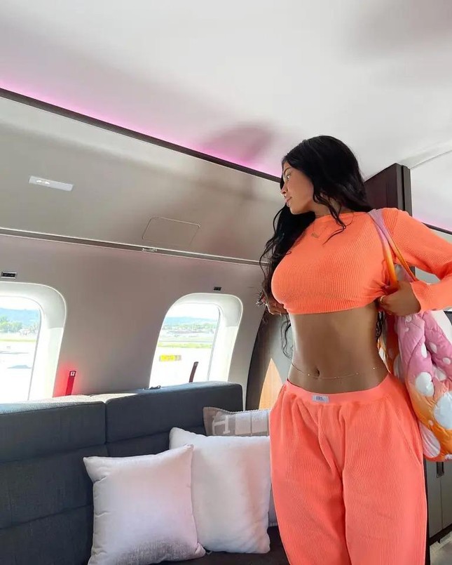 Máy bay riêng trị giá 73 triệu USD của Kylie Jenner - Ảnh 2.