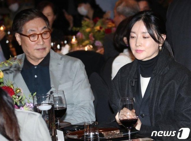 Lee Young Ae xuất hiện cùng chồng 71 tuổi - Ảnh 2.