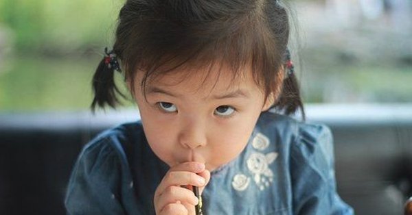 3 biểu hiện đ&aacute;ng b&aacute;o động của đứa trẻ thiếu t&igrave;nh y&ecirc;u thương - Ảnh 1.